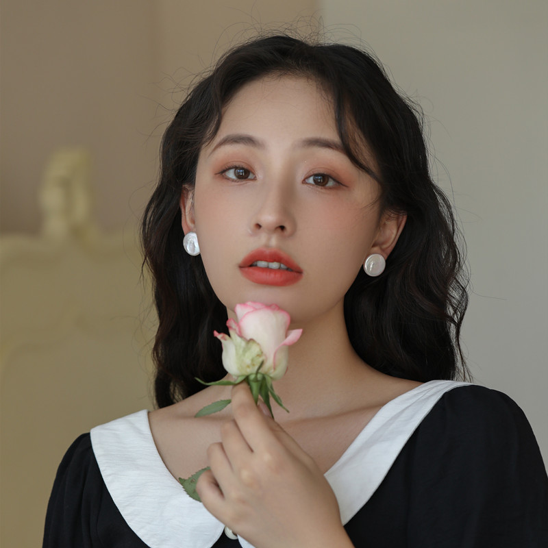 Supernatural freshwater button Baroque Retro Baroque Light Extravaganza Superior Hyperbolic Harbour Wind S925 Silver Needle Ear Pin