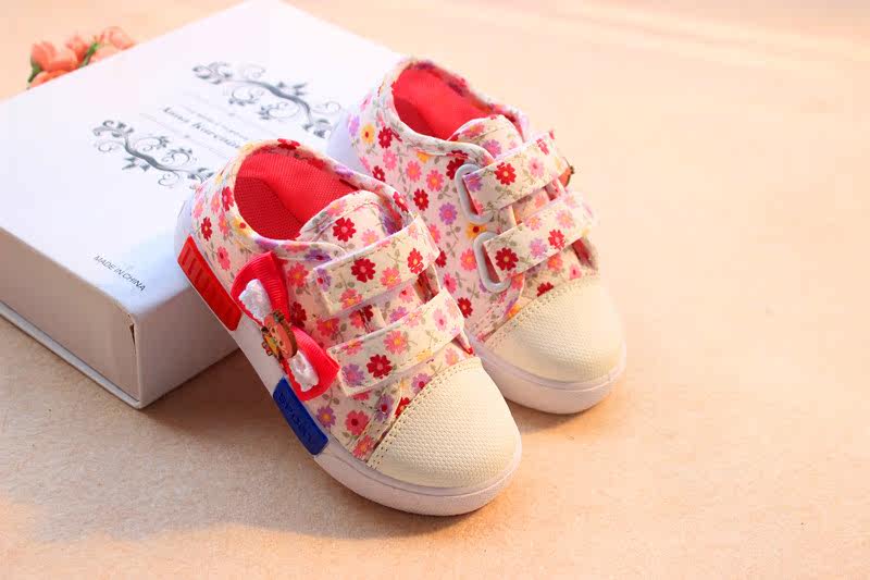 Baskets enfants en autre brodé pour printemps - Ref 988360 Image 4