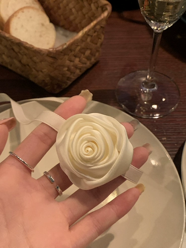 Изысканный ремень с розой в составе, лента, небольшое дизайнерское ожерелье, в цветочек, тренд сезона