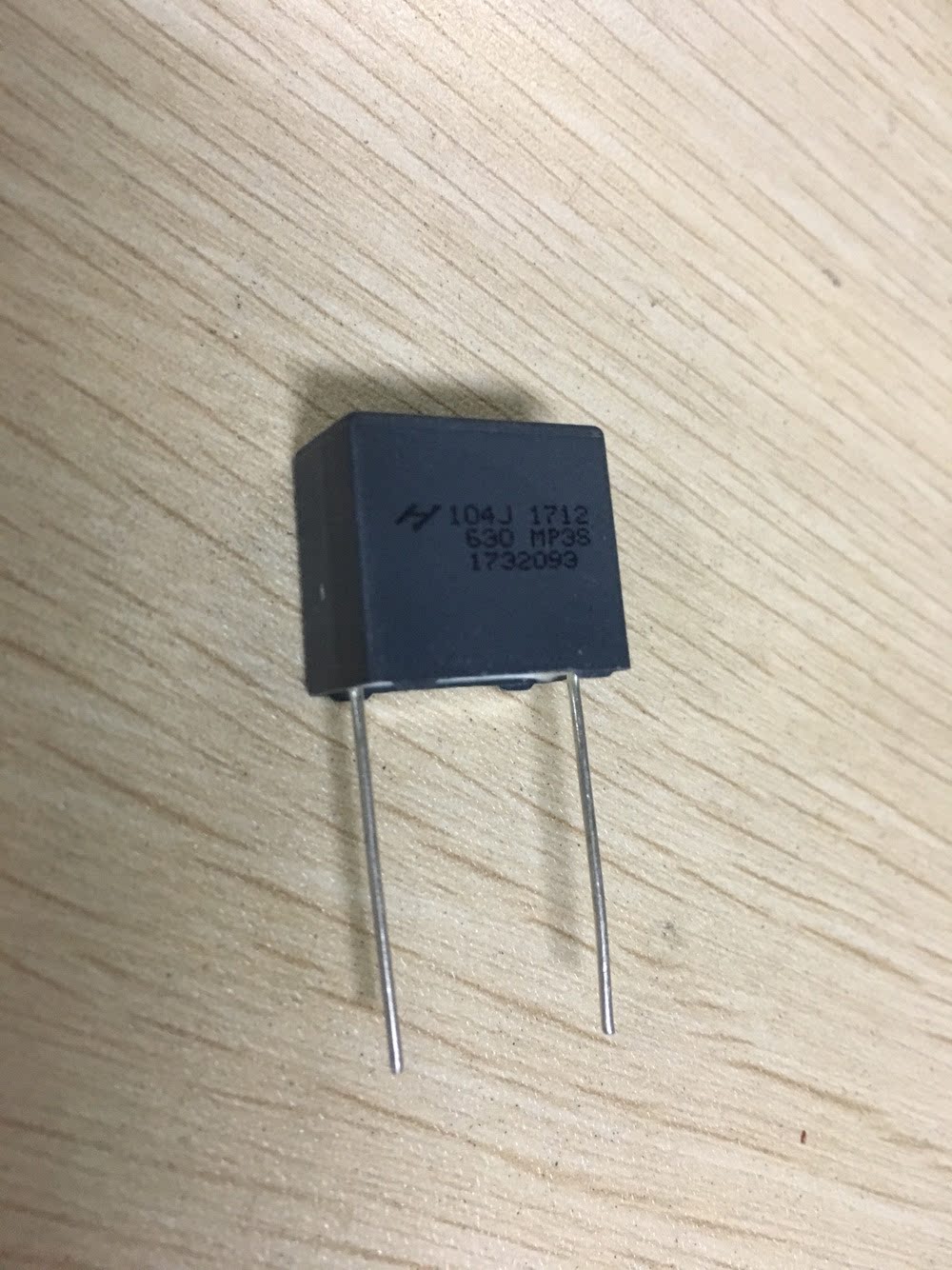 Safety capacitance 104J K 630V Pitch 15MM Huarong Safety capacitance 104J630V MMKP82