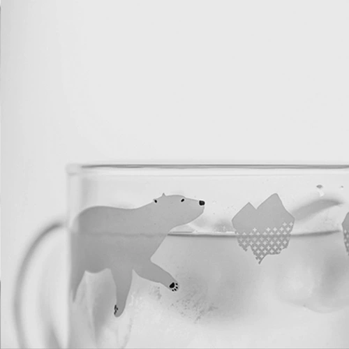 Белый медведь стеклян