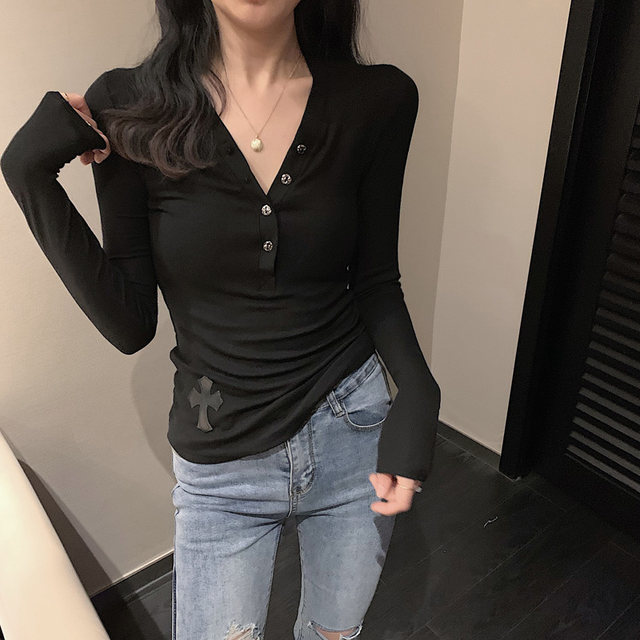 Chic and Unique V-Neck Long-Sleeve T-Shirt for Women, Early Autumn New Style, Slim Fit, Hong Kong Style, with a Touch of Sophistication, Revealing Collarbone, Button-Up Top, Chic