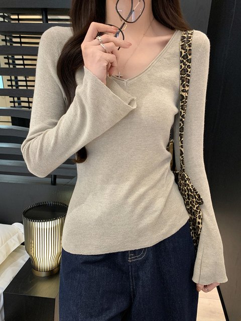 Casual V Neck Exposed Collarbone Bottoming T-Shirt for Women in Autumn and Winter, Pure Color Chic Knitted Shirt with Bell Sleeves, Slim Fit and Beautiful Top
