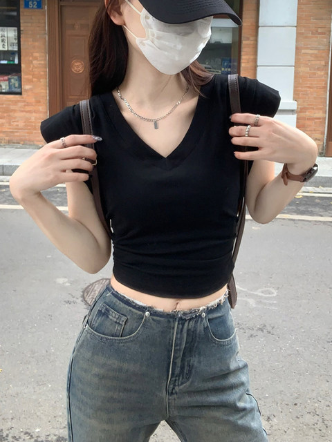 Summer New Style Cool and Spicy V-Neck Short-Sleeved T-Shirt for Women with a Unique Design, Slim Fit, Short Length, and Exposed Midriff