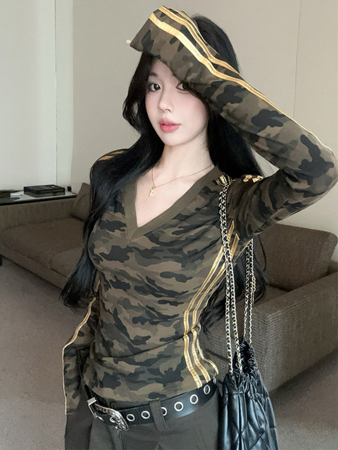 American-Style Spicy Girl Retro Camouflage High-End T-Shirt for Women, Regular Shoulder, Slim Fit, V-Neck, Striped, New Autumn Top