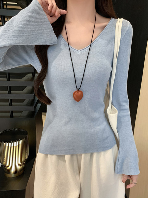 Casual V Neck Exposed Collarbone Bottoming T-Shirt for Women in Autumn and Winter, Pure Color Chic Knitted Shirt with Bell Sleeves, Slim Fit and Beautiful Top