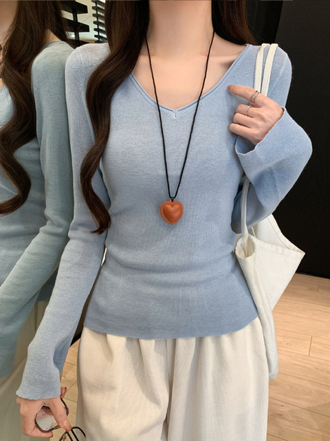 Casual V Neck Exposed Collarbone Bottoming T-Shirt for Women in Autumn and Winter, Pure Color Chic Knitted Shirt with Bell Sleeves, Slim Fit and Beautiful Top