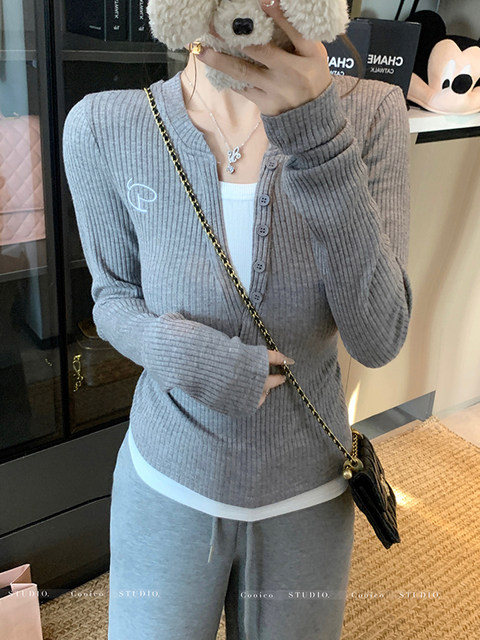 American Retro Button Design Long-Sleeve T-Shirt for Women, 2025 Autumn Color-Blocked Faux Two-Piece Tight-Fitting Versatile Short Top