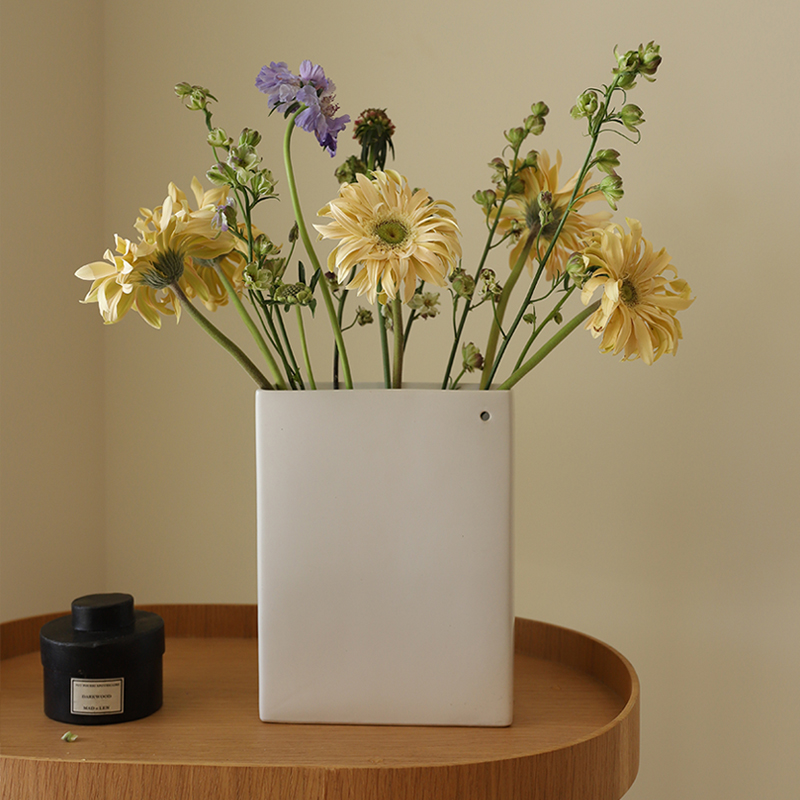 Ladylike ceramic vase Nordic modern minimalist pendulum piece creative living room adornment flower flower water pewter