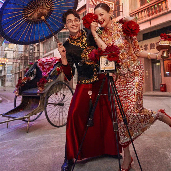 National tide hands on hand to hold a Eurostyle retro iron art as an old tripod camera model pendulum-piece photographic props