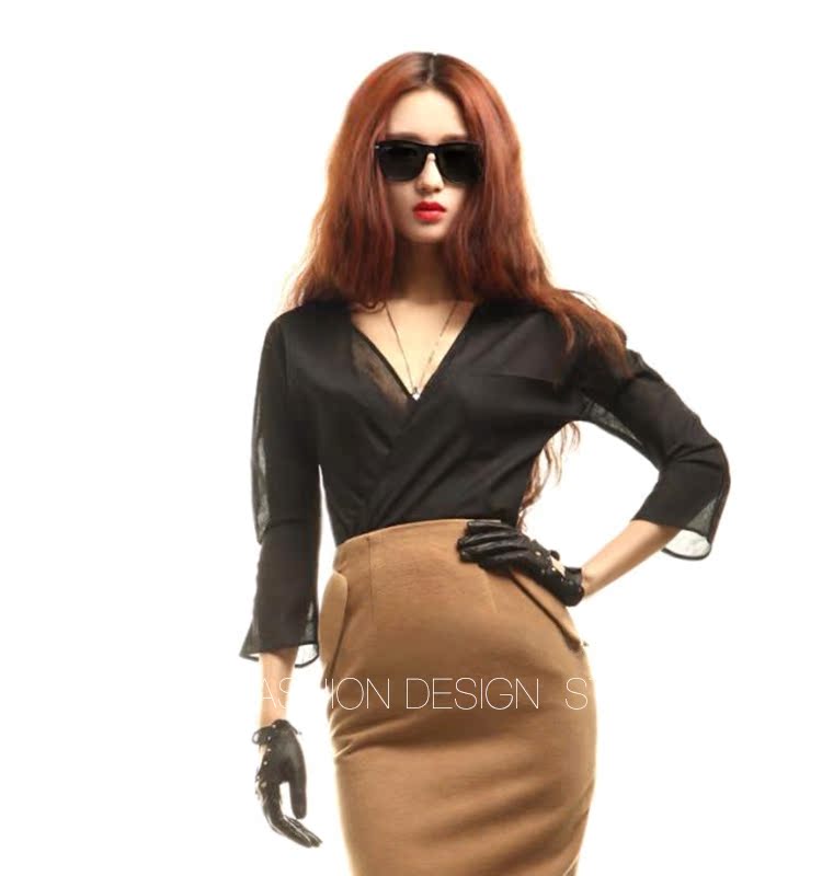 LISA YU mới mùa xuân và mùa hè áo ren retro cotton V-cổ tay áo bảy điểm Áo sơ mi mỏng chạm đáy áo sơ mi cộc tay nữ
