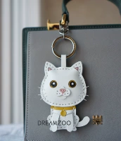 Белый кот желтые глаза желтые воротнички.