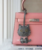 Голубая кошка желтые глаза светло -розовая кожаная веревка воротника