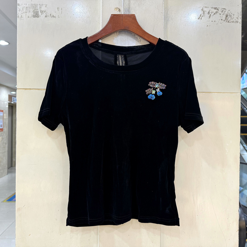 L69295 Beaded Brooch with Hollow Lace Back, Round Neck, Age-Reducing Silk Velvet T-Shirt