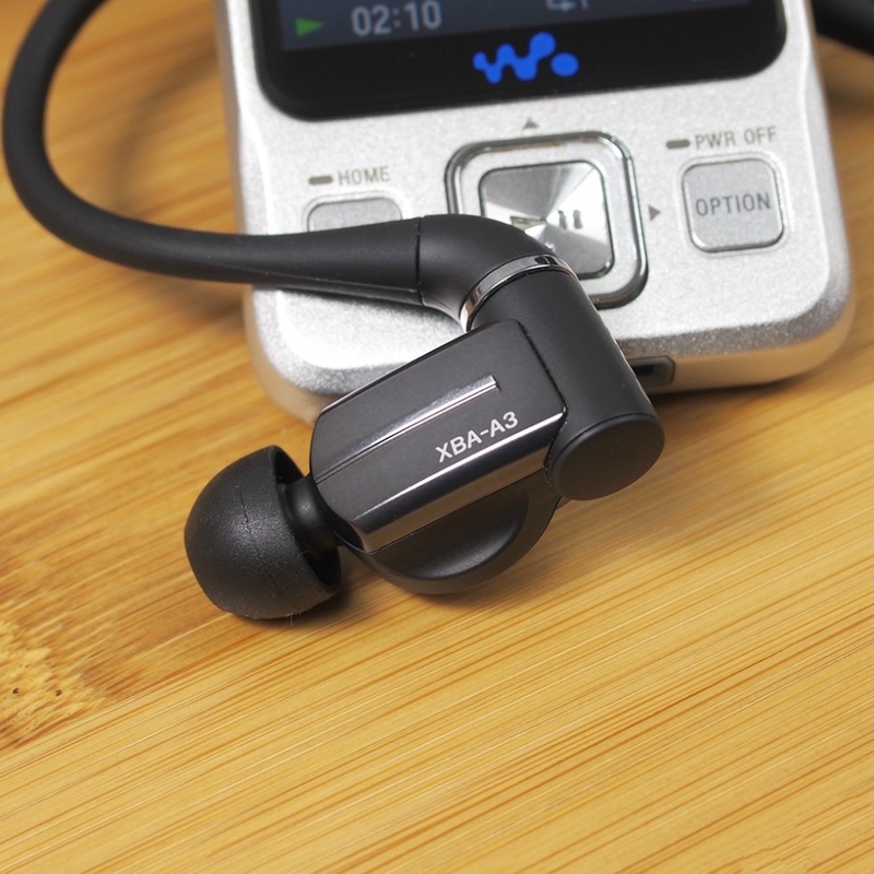 Xba-A3Ap A2Ap A1Ap N3Ap N1Ap In-Ear Three-Driver Hybrid Earphones with Microphone for Mobile Phone Calls