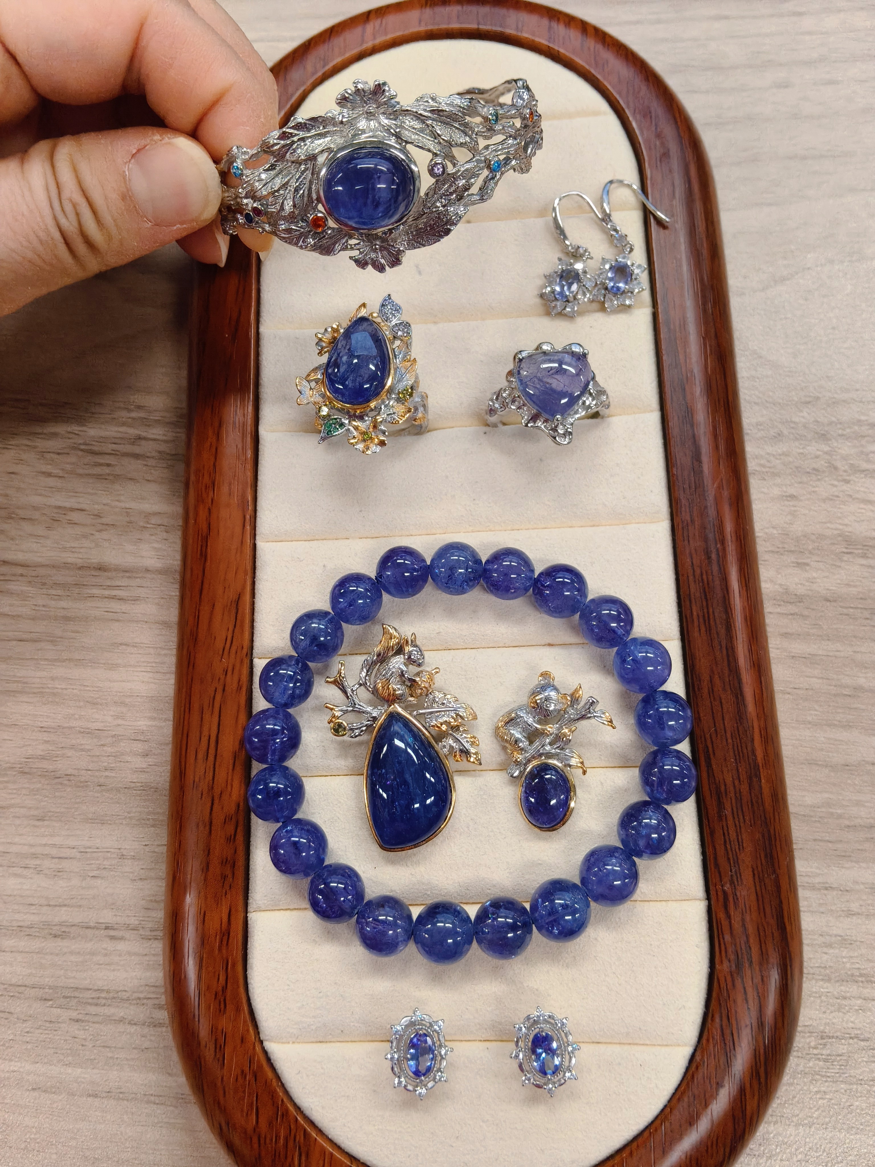 宝石品質のタンザナイト、芸術的なシルバー製ペンダント、リング、ブレスレット、イヤリング、ビーズブレスレット、未処理、豊かな色彩、透明なクリスタル。