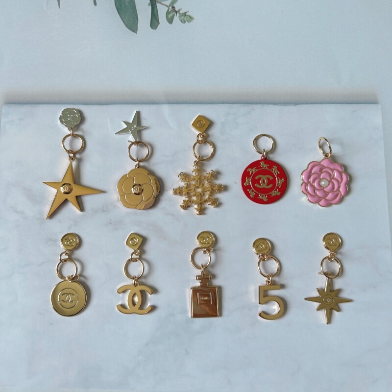 Free Gift from the Store: Metal Snowflake Pendant Double C Pendant No. 5 DIY Bag Charm Car Decoration