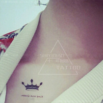 Crown tattoo sticker waterproof male and female persistent Korean small Qing new emulation small crown English tinged blue waterproof tattoo sticker