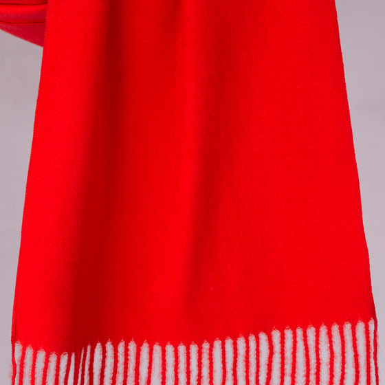 The red scarf of the Chinese Red Annual Meeting is a good start for the class reunion at her parents' home. The event will be sold in big red with customized logo embroidery words.