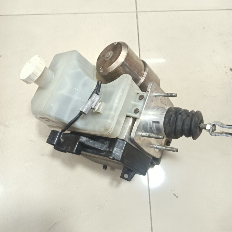 Mitsubishi Pajero Abs Pump V65V67V68V73V75V77V78 Is Suitable for V93V95V97 Brake Master Cylinder