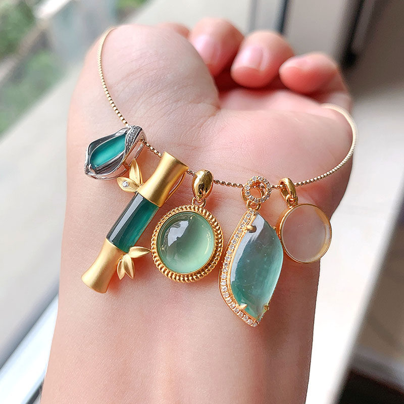 A cloud of jadeite, exquisite and durable, small boutique jadeite small follow-up safe and sound brand jadeite pendant design style reference