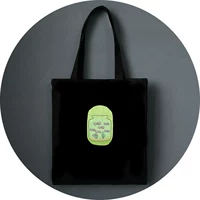 Черный головастик в бутылке с водой