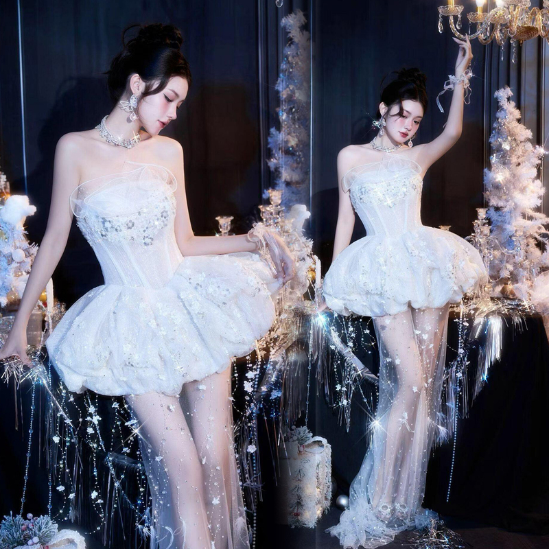 High-End Niche Design White Strapless Wedding Dress with Short Skirt, Luxurious Gown, Jellyfish Dress, Studio Theme