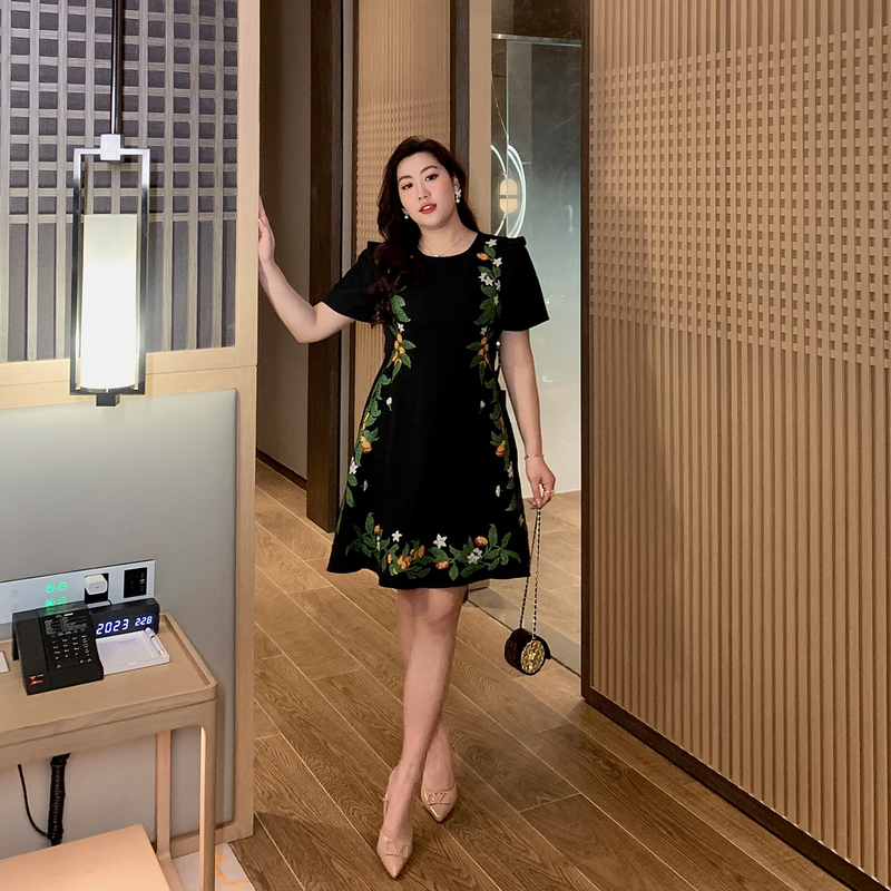Glec High-End Plus-Size Women's Fashion Runway Dress with Sophisticated Heavy Embroidery in Black for a Youthful Look