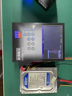 The new mini handheld hard disk test machine is carried out to receive the hard disk test.