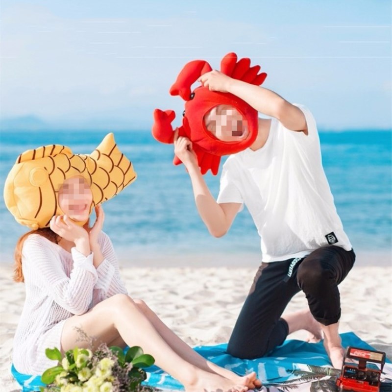 Japanese Lin Xiaozhai with carp burning headgear Creative travel photography funny wedding photography Couple photo photo props