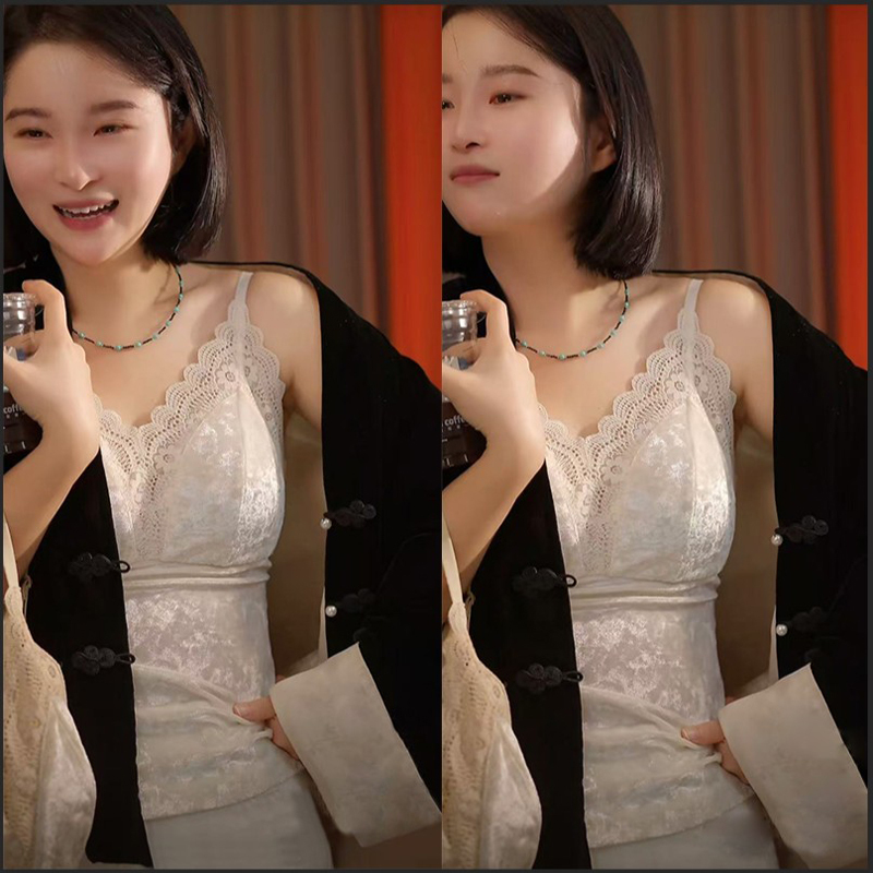 Velvet Autumn and Winter Brushed Thermal Camisole with Fashionable Lace, Light Luxury Integrated Bra with Cup Pads for Women
