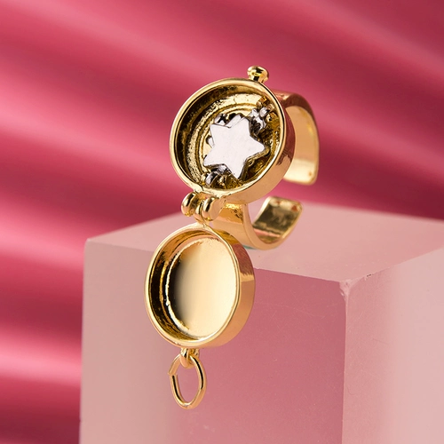 Внутри находятся механизмы, кольца дружбы для хороших друзей, лучшие друзья, небольшие подарки для друзей, жетоны лучших друзей, подарки на выпускной.