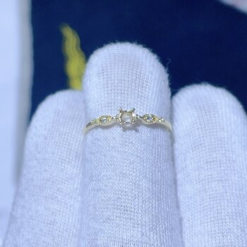 Classic 18k gold ring with moissanite diamond