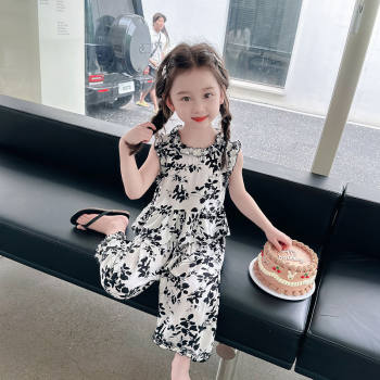 ເດັກຍິງຊຸດຜ້າຝ້າຍຜ້າໄຫມ summer ໃຫມ່ vest ຫົວໃຈເດັກນ້ອຍຍິງສາມສ່ວນສີ່ກາງເກງຂາກວ້າງແບບຕາເວັນຕົກຂອງເດັກນ້ອຍຊຸດສອງສິ້ນ