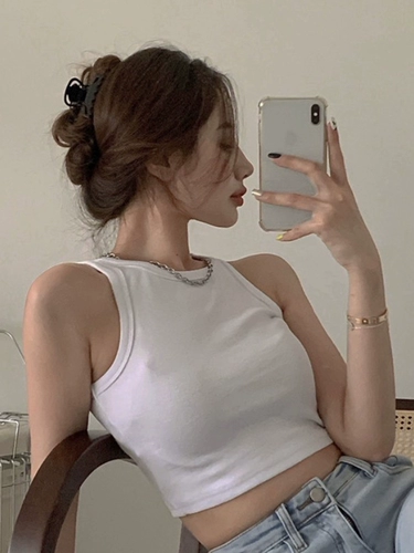 Короткая белая майка без рукавов, в американском стиле, в обтяжку