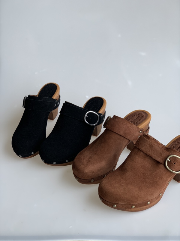 Purely Original New Style American Retro Western Cowboy Style Frosted Leather Studded Clog Heel Closed-Toe Mule Slippers Purely Original New Style American Retro Western Cowboy Style Frosted Leather Studded Clog Heel Closed-Toe Mule Slippers