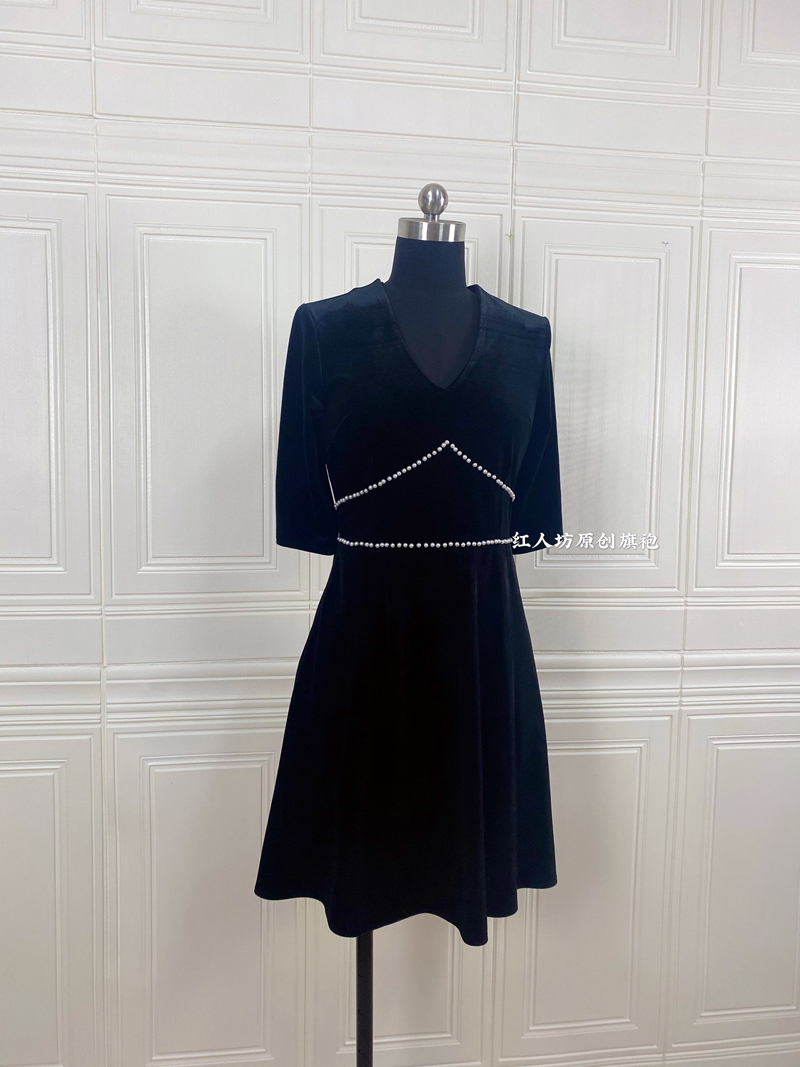 Knock -class classic elegant romantic mountains, six -point sleeve simple V -neck beaded velvet, velvet A skirt improved cheongsam
