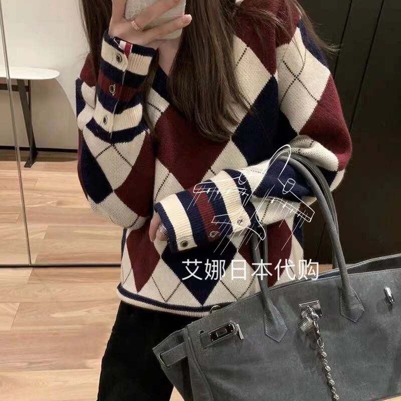Aina Day Thom Browne TB college style classic contrast color diamond V-neck wool sweater women's autumn and winter