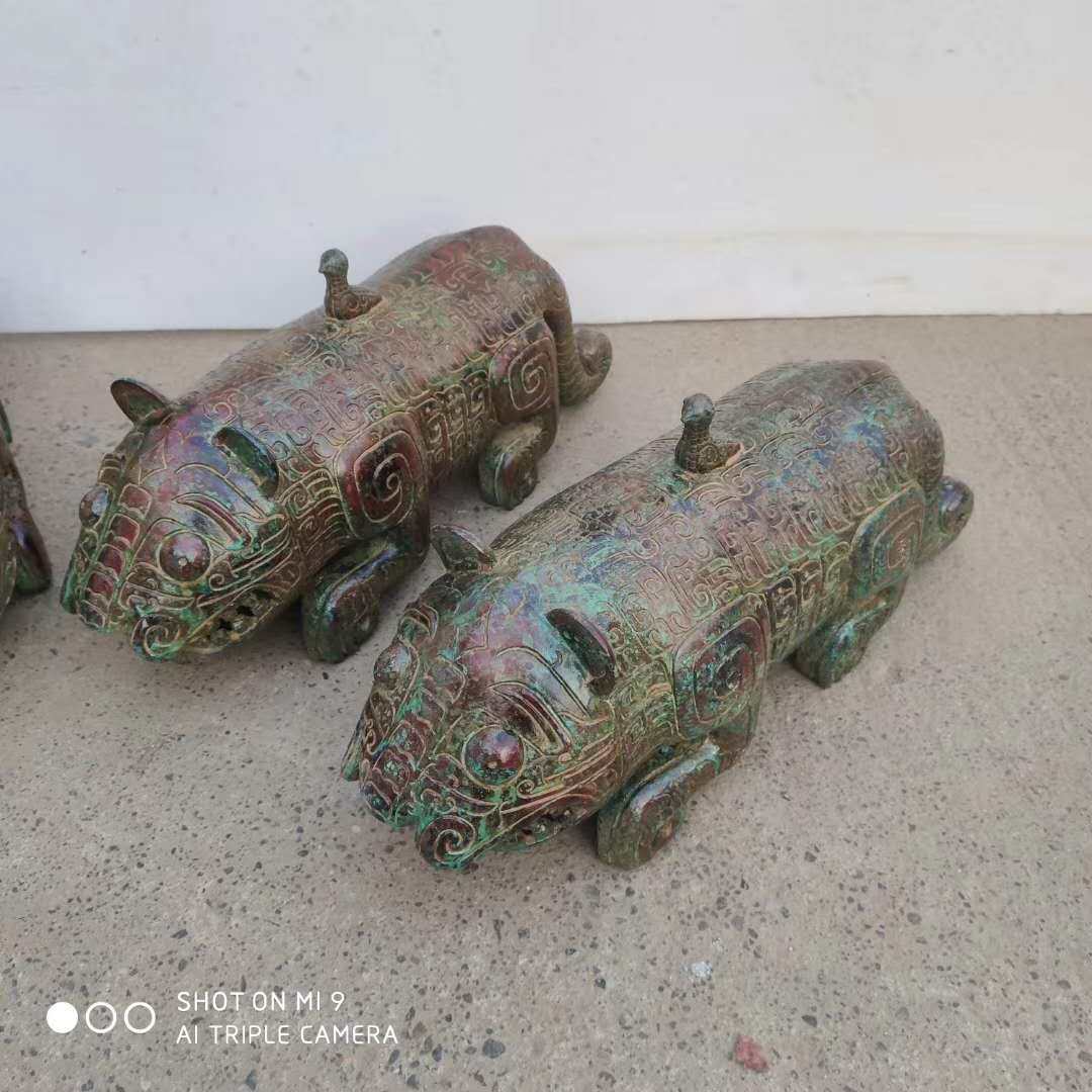 Antique Bronze Ware Double Tail Tiger Black Lacquer Ancient Rust Red Spot Light Leather Pendulum With Antique Collection 