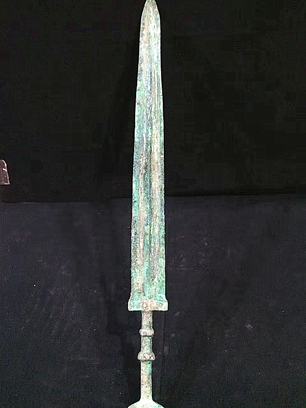 Antique bronze ware Yue Wang Goujian sword red spot green rust rust workmanship fine wood grain collection good antique