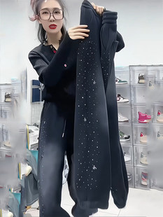 Зугаа цэнгэлд зориулагдсан, том размер, лийр хэлбэртэй биетэй, өмсгөлтэй, улирлын чиг хандлагатай хагас улирлын загвартай өмд