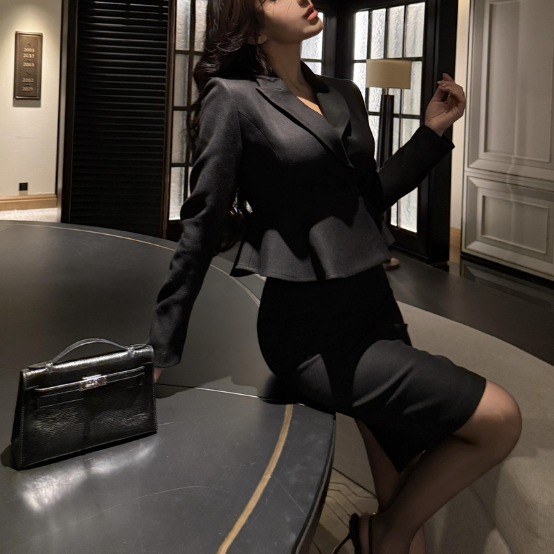 Siren Style Slim-Fit Black Suit Set for Women, Professional Attire, Elegant Blazer and Pencil Skirt Two-Piece Set, Minimalist Style Siren Style Slim-Fit Black Suit Set for Women, Professional Attire, Elegant Blazer and Pencil Skirt Two-Piece Set, Minimalist Style