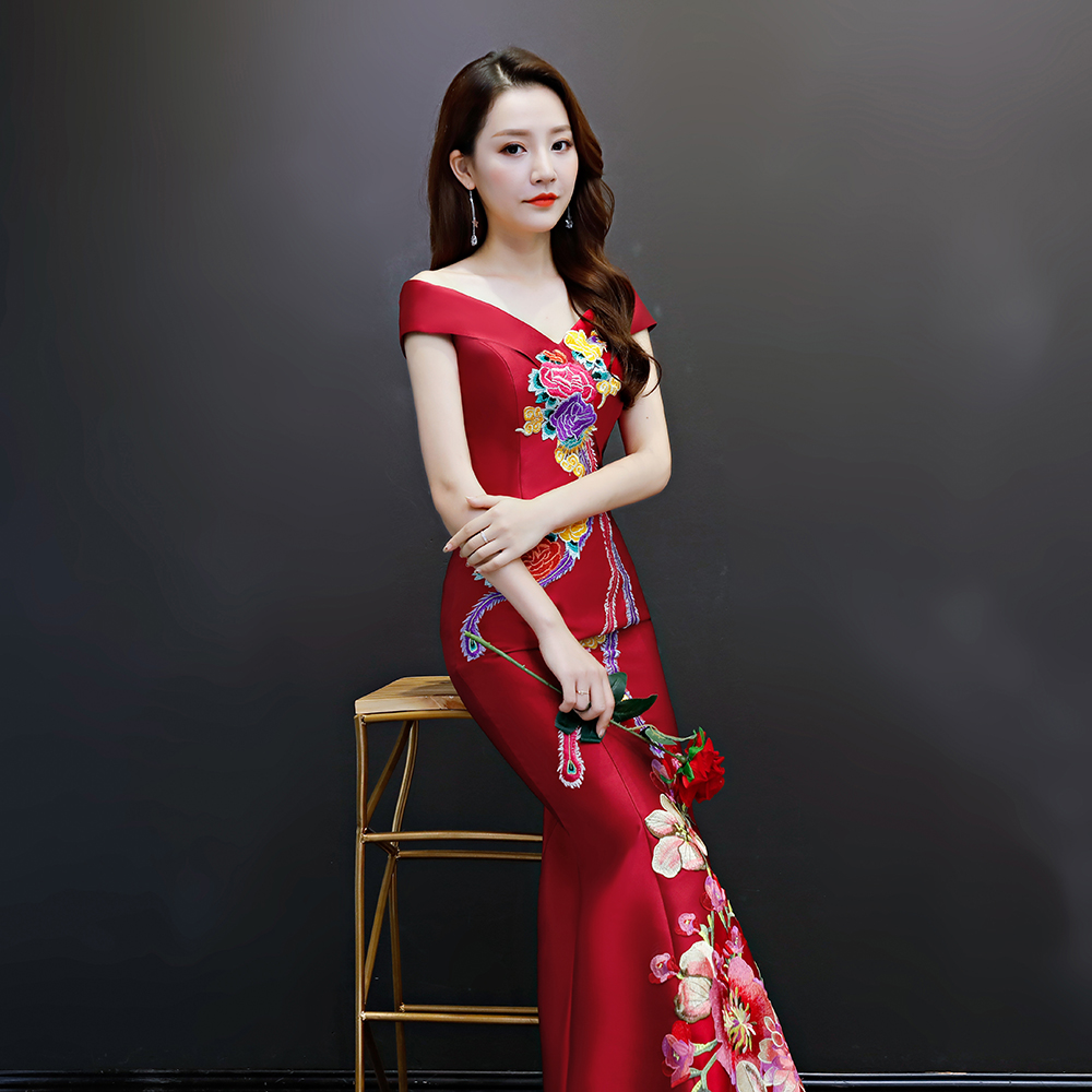 Long wedding dress for bride, burgundy suit, 12 years, open shoulders, Chinese style, with embroidery, for catwalk Long wedding dress for bride, burgundy suit, 12 years, open shoulders, Chinese style, with embroidery, for catwalk