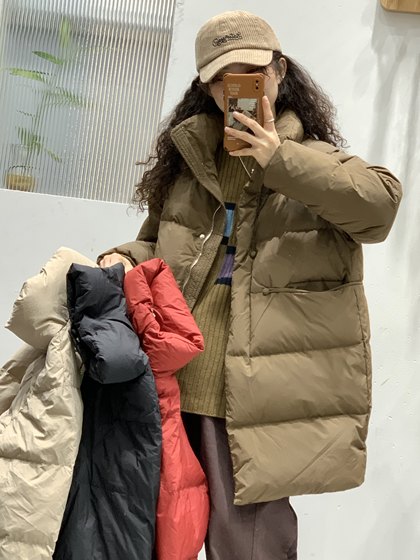 2023 겨울 새로운 한국어 스타일 느슨한 스탠드 칼라 다운 재킷 여성 중간 길이 두꺼운 따뜻한 90 화이트 오리 다운 재킷 유행