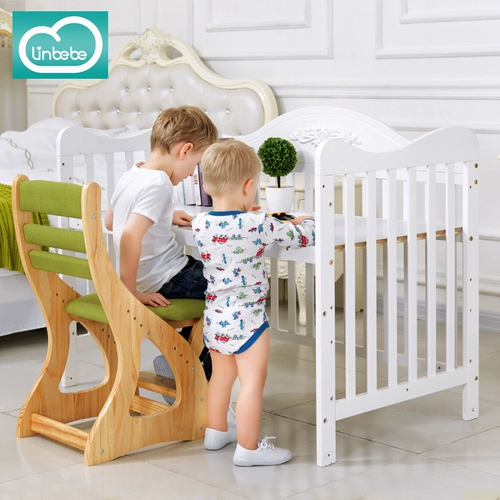 Белая детская универсальная кроватка из натурального дерева