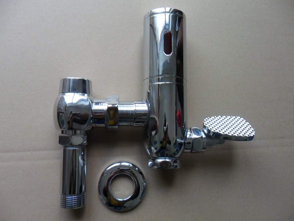 Exposed stool sensor flusher, foot-operated stool sensor, foot-stepped squat toilet sensor flush valve