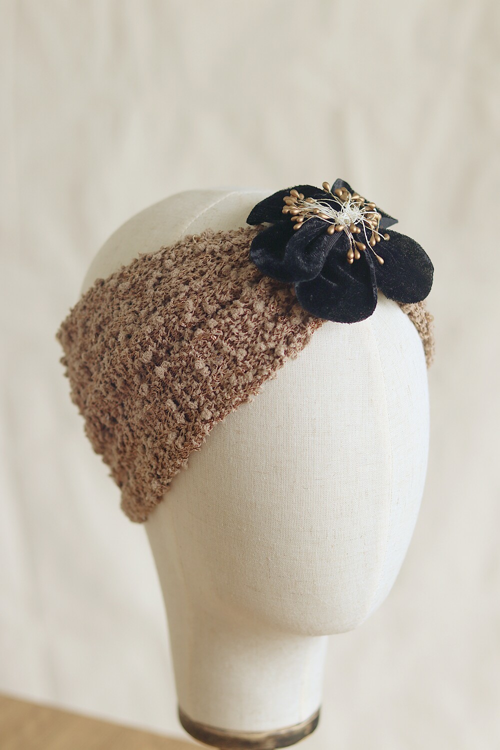 ハンドメイドのフラワーモチーフが頭の形を美しく見せるヘアバンド