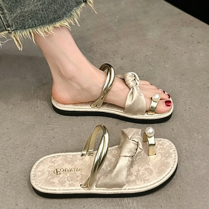 New Chinese-Style Pearl Thong-Toe Sandals for Women, 2026 Summer New Embroidered Sweet and Fashionable Versatile Slippers New Chinese-Style Pearl Thong-Toe Sandals for Women, 2026 Summer New Embroidered Sweet and Fashionable Versatile Slippers
