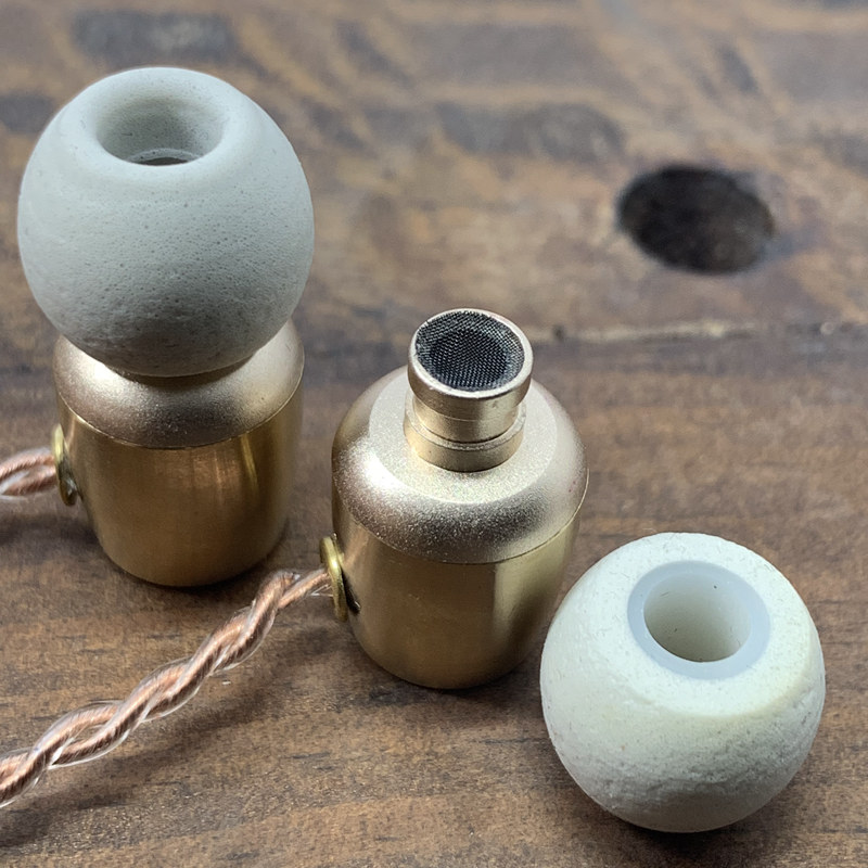 The soul of freedom bronze genie old man's hand as a enthusiast HIFI into the ear headphones tray is right