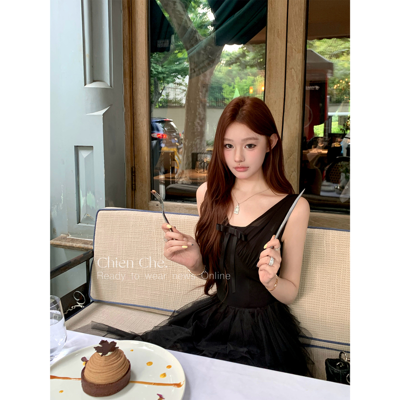 Che Chien's "Back to Paris" Is a Masterpiece! Handcrafted Patchwork Dress with an Asymmetrical Hem Che Chien's "Back to Paris" Is a Masterpiece! Handcrafted Patchwork Dress with an Asymmetrical Hem